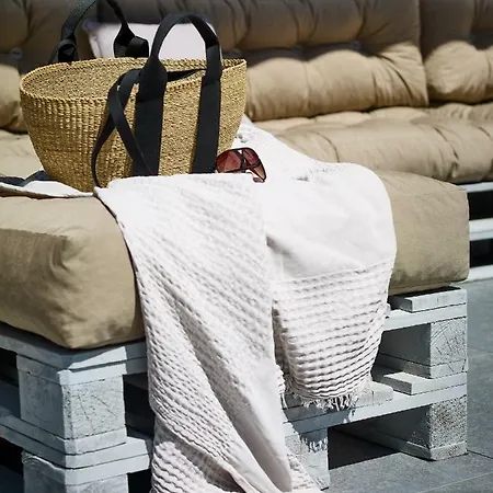 מלון דירות Deck 4*