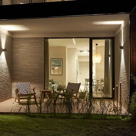 מלון דירות Deck 4*