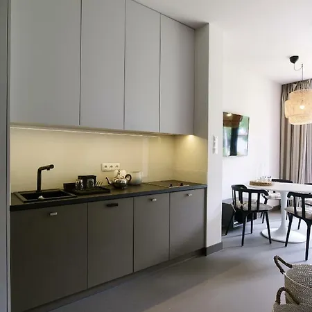 מלון דירות Deck 4*