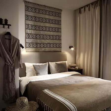 Deck מלון דירות 4*